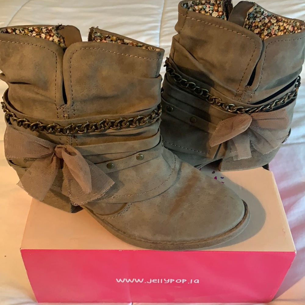 Jelly pop stone distress low top boots